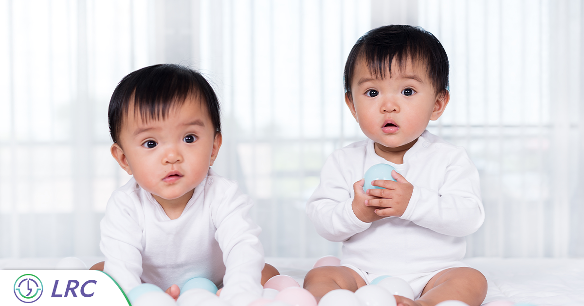 เด็กหลอดแก้วคืออะไร? ถ้าอยากได้ลูกแฝดสามารถทำ IVF ใส่ตัวอ่อน 2 ตัวได้ไหม? รู้ข้อควรระวัง ความเสี่ยง และคำแนะนำจากแพทย์ เพื่อให้การตั้งครรภ์ปลอดภัยและสำเร็จ